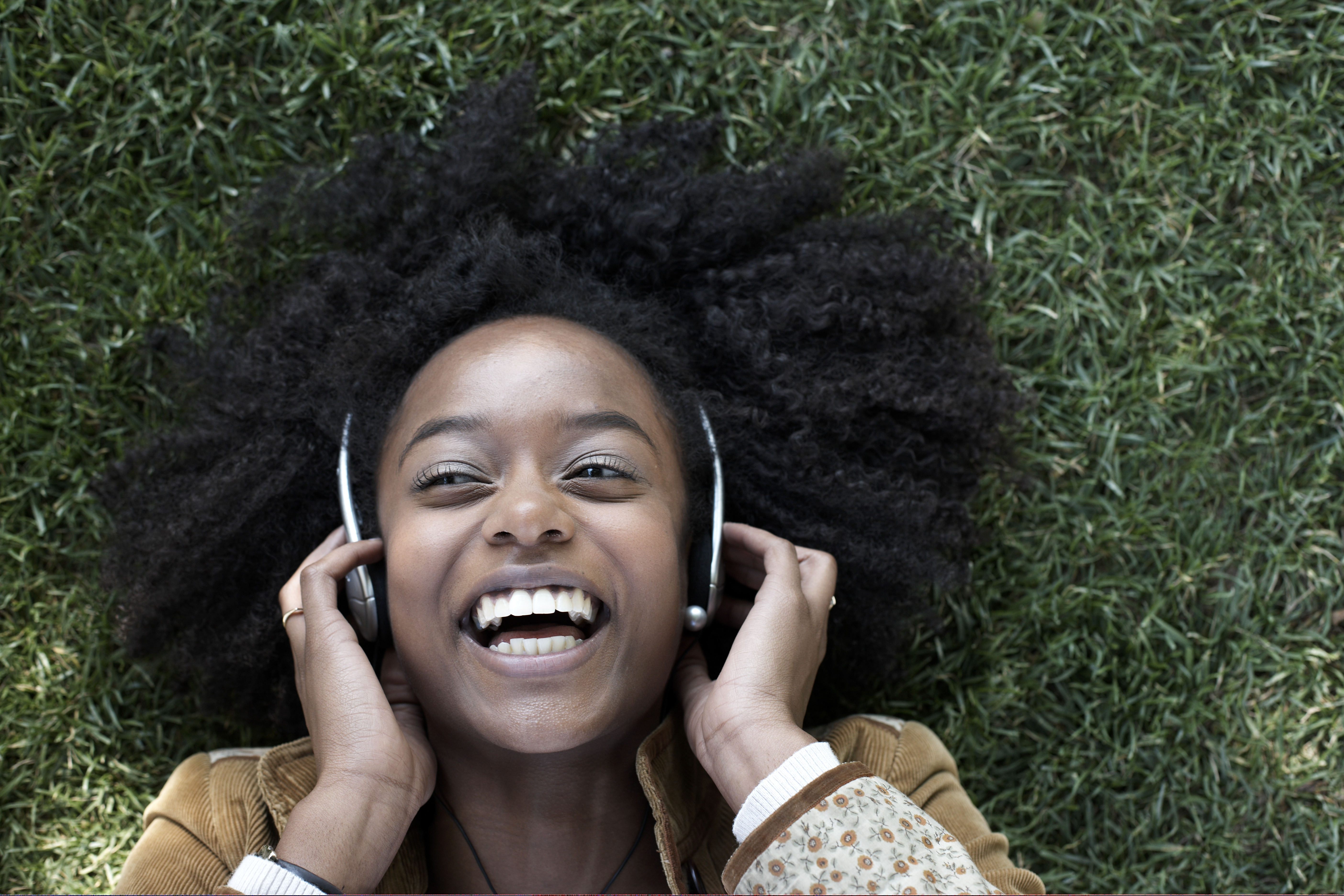 They listening to music now. Афро эмоции. Happy Black. Happy Black people. Happy Black woman.