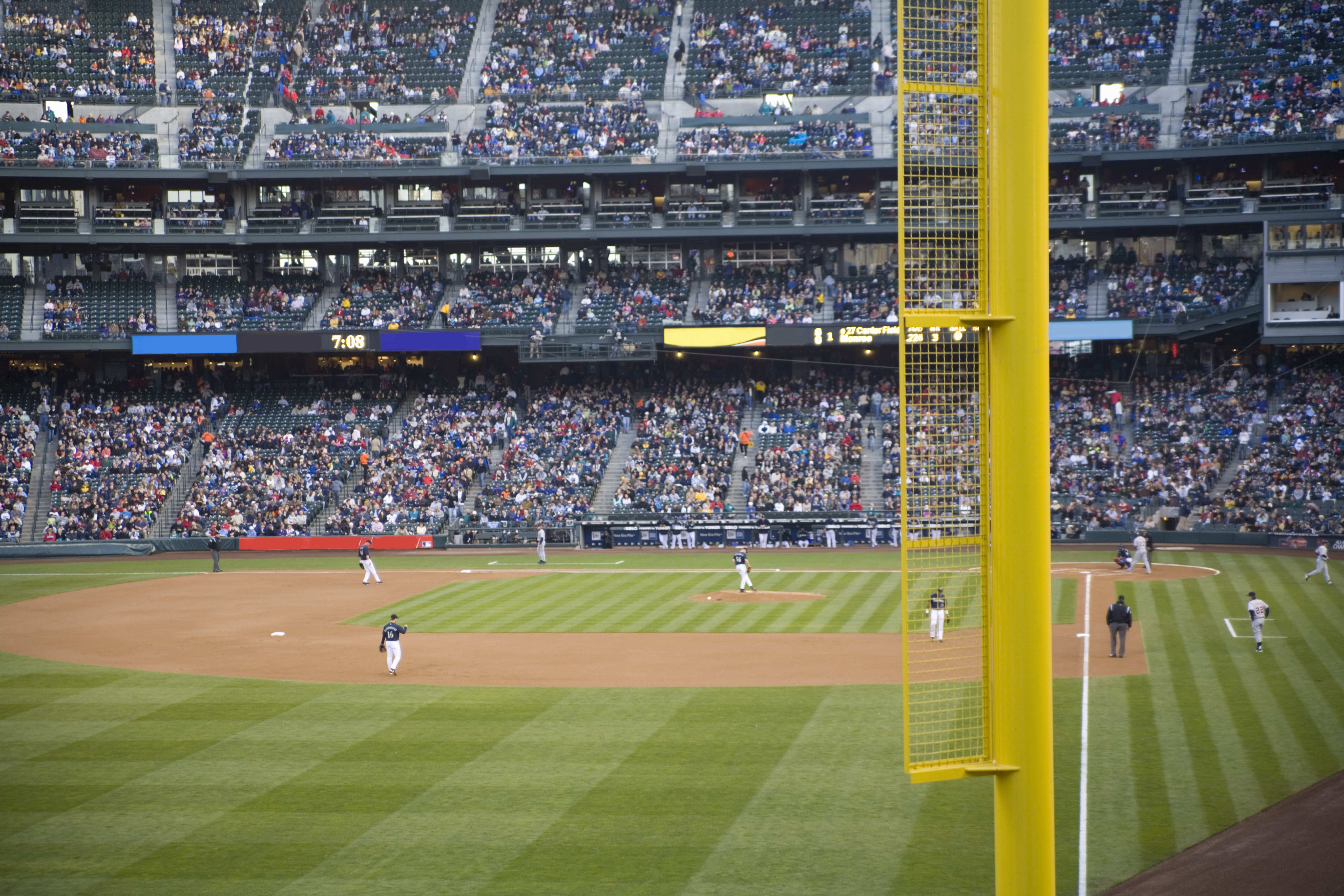 How to Enjoy a Baseball Game Like an American