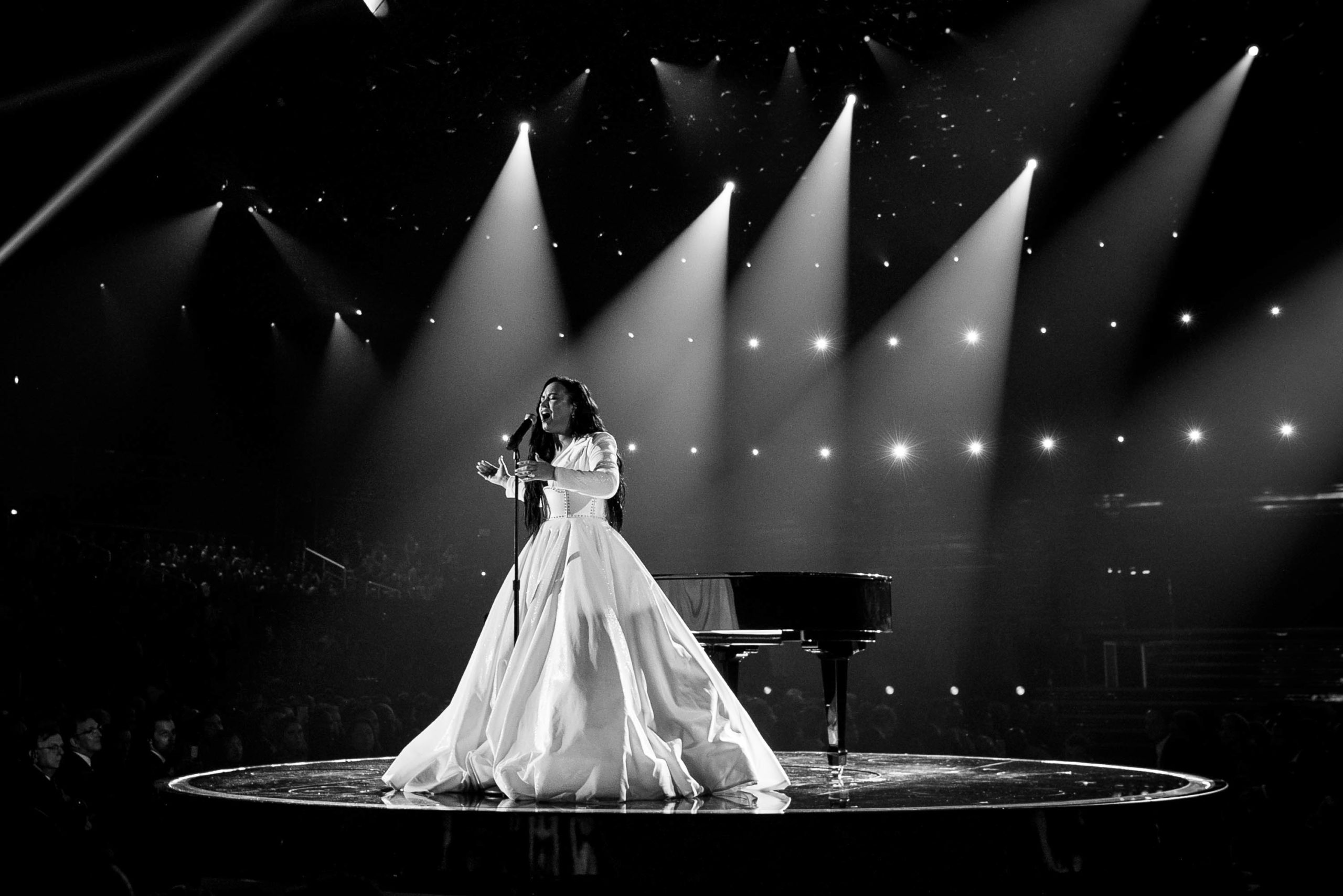 Demi Lovato returns to stage with a powerful message after relapse ZU